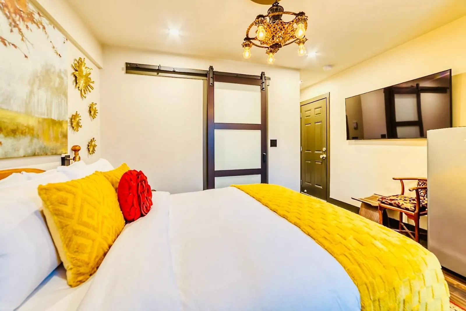 Guest house Neocolonial Nouveau Kensington Vacation Home Vancouver