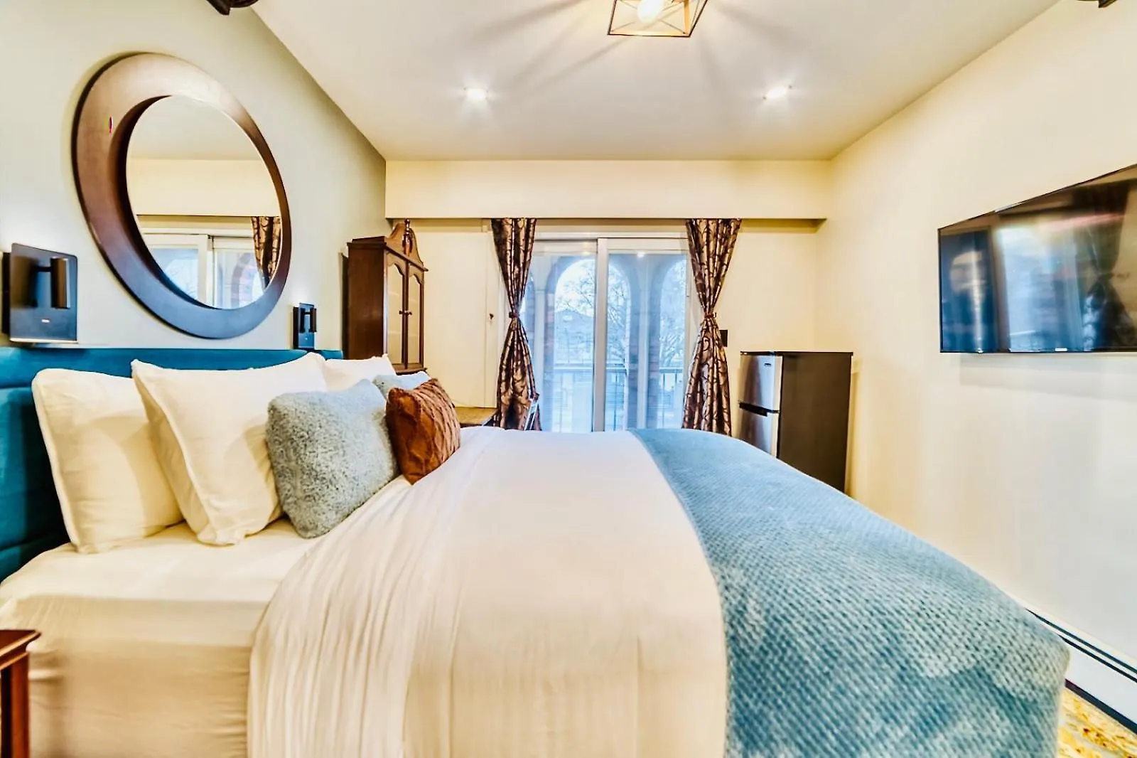 Neocolonial Nouveau Kensington Vacation Home Vancouver Guest house