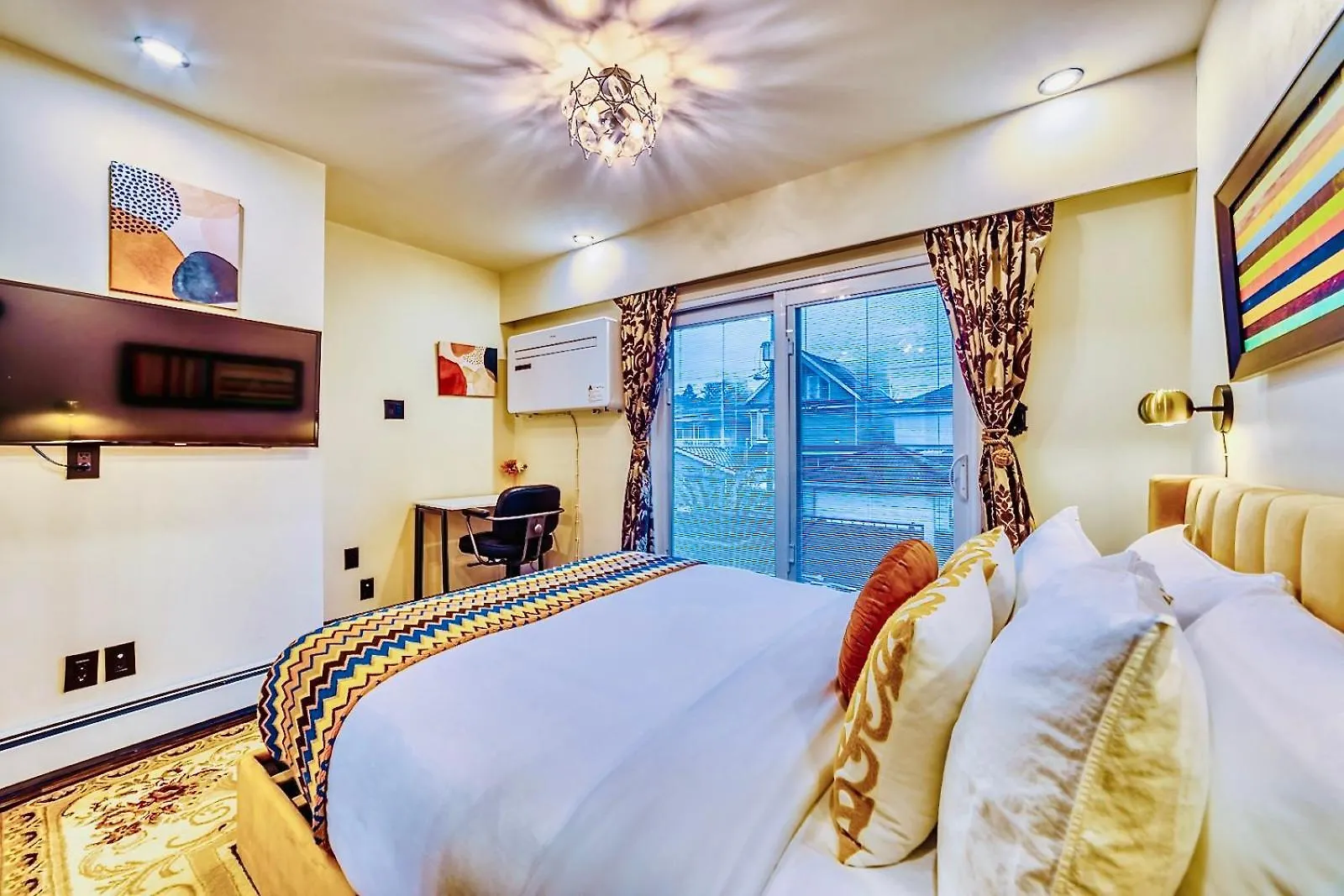 Guest house Neocolonial Nouveau Kensington Vacation Home Vancouver
